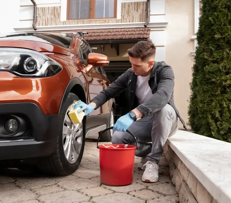 Lavage auto à domicile Champcevinel : professionnel intervenant sur un véhicule